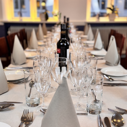 borddækning i restauranten