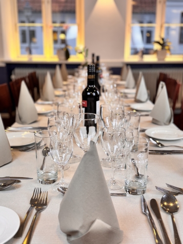 borddækning i restauranten